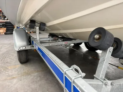 trailer met bootromp in binnenhal