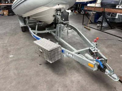 trailer met boot in werkplaats