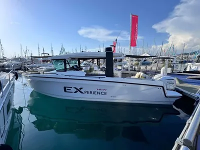 motorboot in een jachthaven