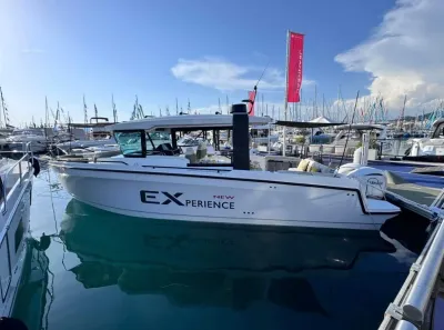 motorboot met hardtop aangemeerd in haven