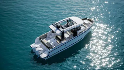 motorboot met hardtop op open water