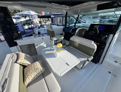 interieur van motorboot met zithoek en stuurhuis