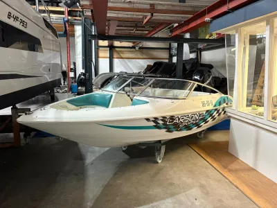 sportboot in binnenstalling