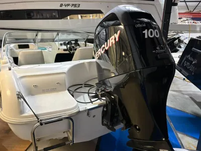 sportboot met buitenboordmotor in loods