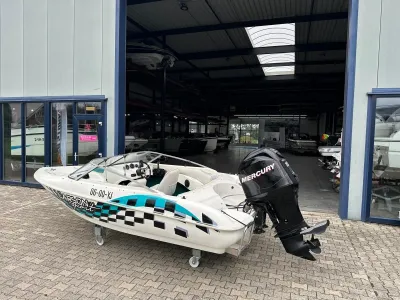 open boot geparkeerd voor loods