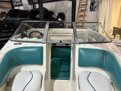 bootinterieur met zitplaatsen en stuur