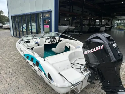 witte sportboot met turkooizen accenten