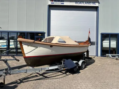 sloep op trailer voor bedrijfspand