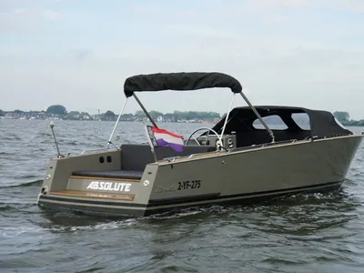 grijze sloep op open water