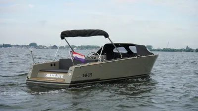 grijze sloep op open water