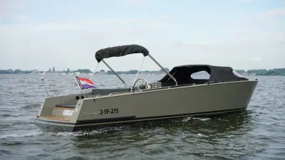 lichte sloep op water met kap