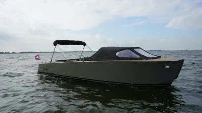 sloep op open water met kap
