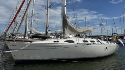 zeilboot aangemeerd in jachthaven