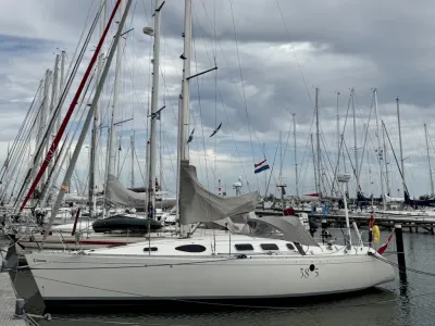 zeiljacht afgemeerd in jachthaven