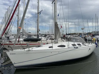 zeiljacht afgemeerd in jachthaven