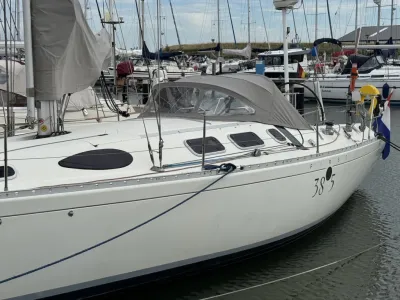 zeiljacht afgemeerd in jachthaven