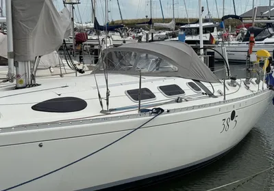 zeiljacht in haven, zijkant zichtbaar
