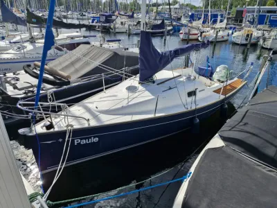 zeilboot in jachthaven