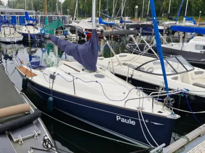 zeilboot aangemeerd in jachthaven