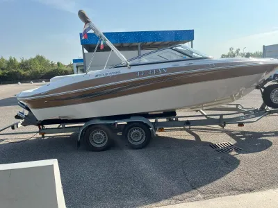 sportboot op trailer in zonlicht