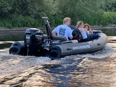RIB met passagiers op het water
