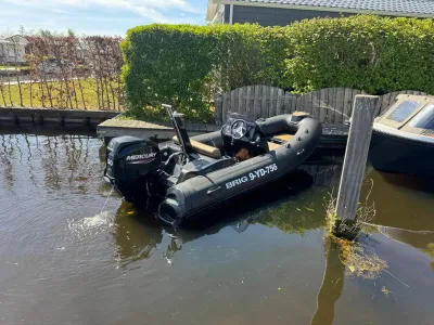 RIB-boot met buitenboordmotor aan steiger