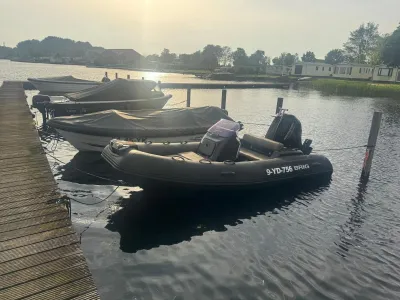 RIB boot aangemeerd bij een steiger
