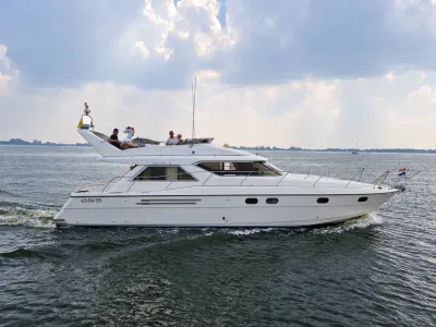 wit motorjacht op open water