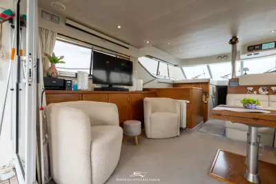 interieur salon met zitgedeelte en kast