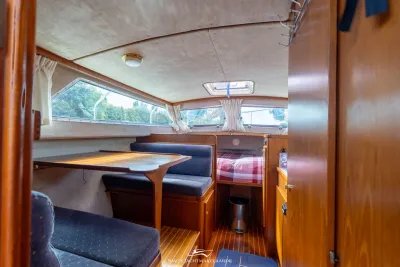 cabine interieur met zitbank en slaapplaats