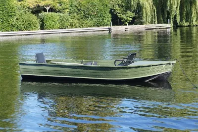 groene aluminium visboot op het water