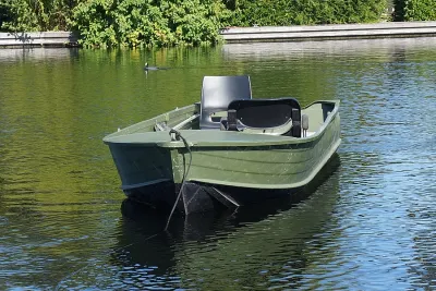 groene aluminium visboot op water