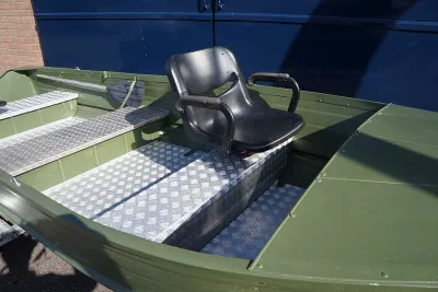 aluminium visboot binnenkant met draaistoel