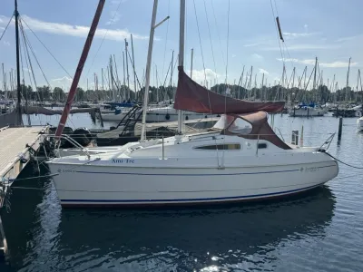 kajuitzeiljacht afgemeerd in jachthaven