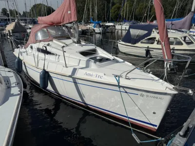kajuitzeiljacht in jachthaven