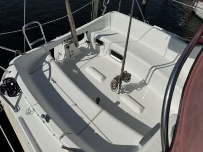 cockpit van zeiljacht met zitbanken en dek