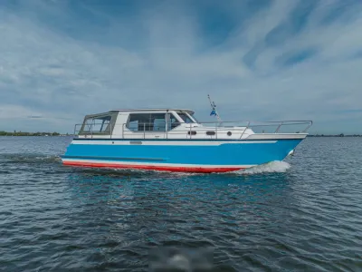 motorjacht varend op open water