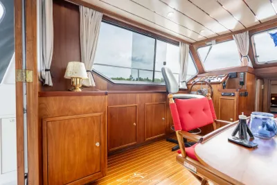 stuurhut interieur met mahonie betimmering