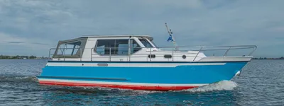 motorjacht varend op open water