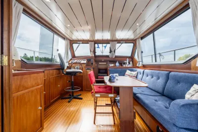 interieur met stuurstand en salon