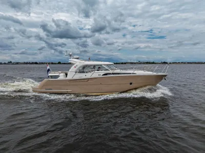 motorjacht op water met bewolkte lucht