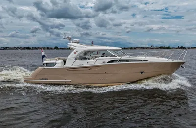 motorjacht op water met bewolkte lucht