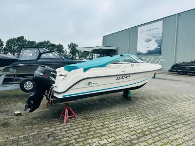 daycruiser op werf op steunen