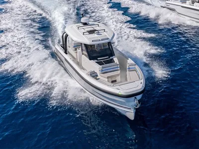 motorboot met t-top op open water