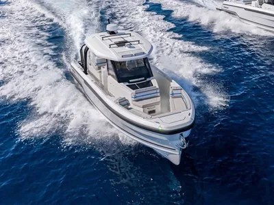 motorboot met t-top op open water