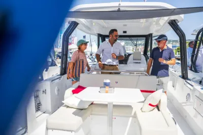 motorboot met mensen op achterdek