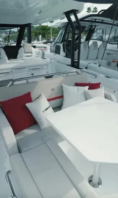 zitgedeelte met tafel op motorboot