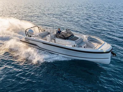 sportieve dagboot op open water