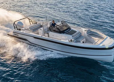 sportieve dayboat op open water