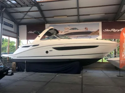 motorjacht in showroom